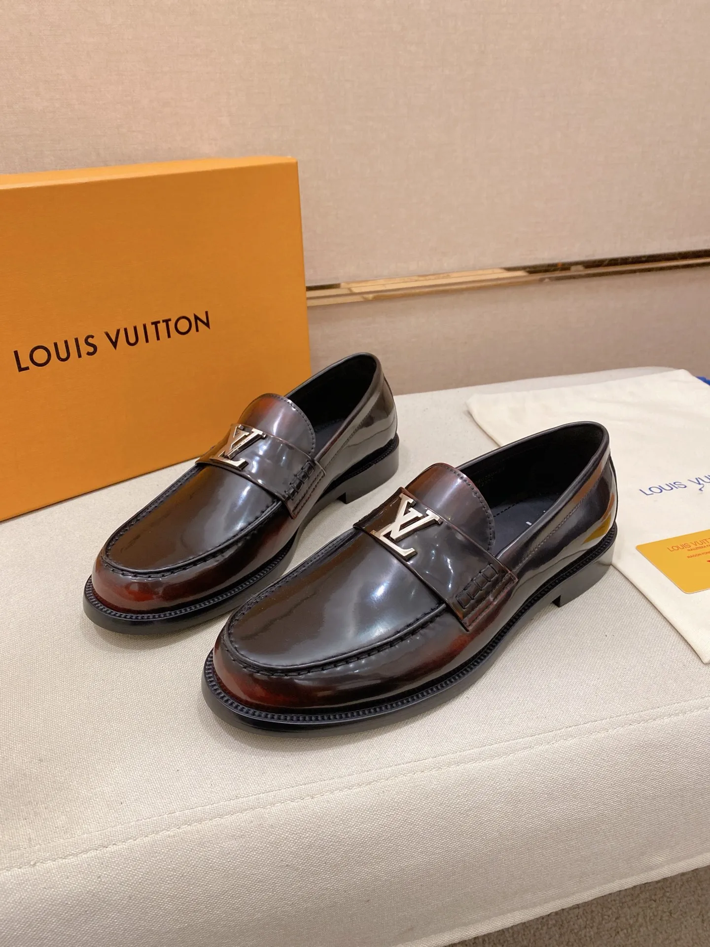 Factory price: 700💰Louis Vuitton LV men's classic Oxford shoes, men's business formal boutique leather shoes, classic model, exquisite almond kernel toe, ultimate art, the whole shoe is made of imported cow leather (open edge beads), carefully selected, fine pores, excellent gloss, soft texture, strong toughness, durable and not easy to deform, apricot calf leather lining, soft and comfortable, sweat-absorbent and breathable. Composite rubber backing at the heel. The front and rear outsole are nailed and reinforced, making them non-slip and wear-resistant. Made with Goodyear craftsmanship, the shoe shape is excellent, light and luxurious, and can be worn in all kinds of formal occasions! Original box and dust bag packaging! Size: 39-44 (38.45. Customized)